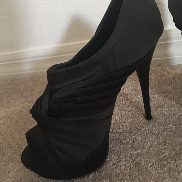 Black clenched fabric high heels - Picture 2 of 2